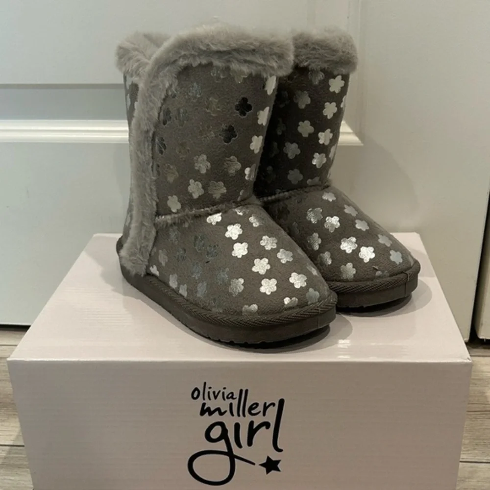 Olivia Miller Girl! Gray faux fur lined pull on boots size 12 NEW